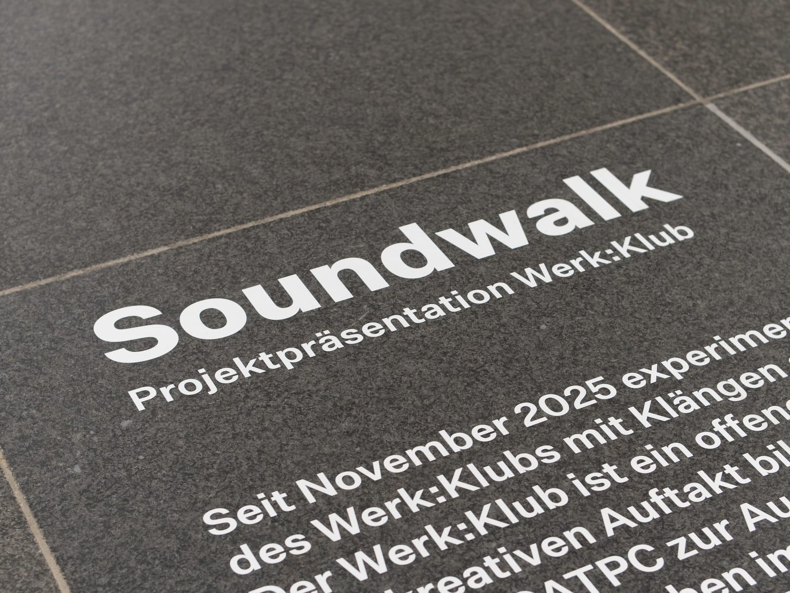 The title Soundwalk, Projektpräsentation Werk:Klub, printed on the floor.
