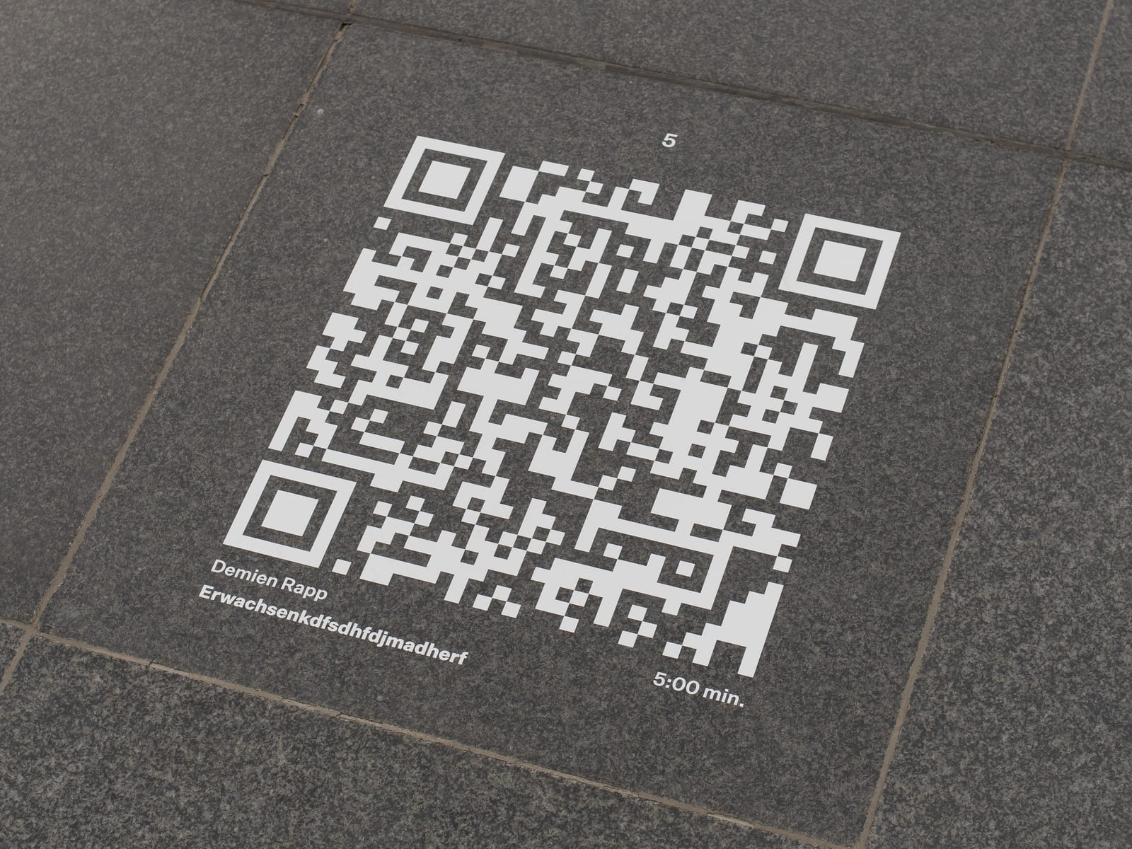 QR code on the floor for Erwachsenkdfsdhfdjmadherf, 5:00.